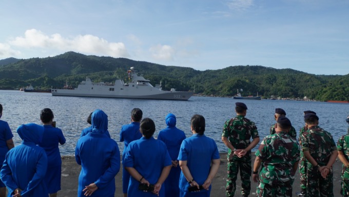 Danlantamal VIII Manado Laksamana Pertama TNI Nouldy J. Tangka menyambut kedatangan Kapal Perang Republik Indonesia (KRI) I Gusti Ngurah Rai (GNR-332) di Dermaga Samla Satuan Kapal Patroli (Satrol) Lantamal VIII Bitung, Senin (22/8).(foto: Dispen Lantamal