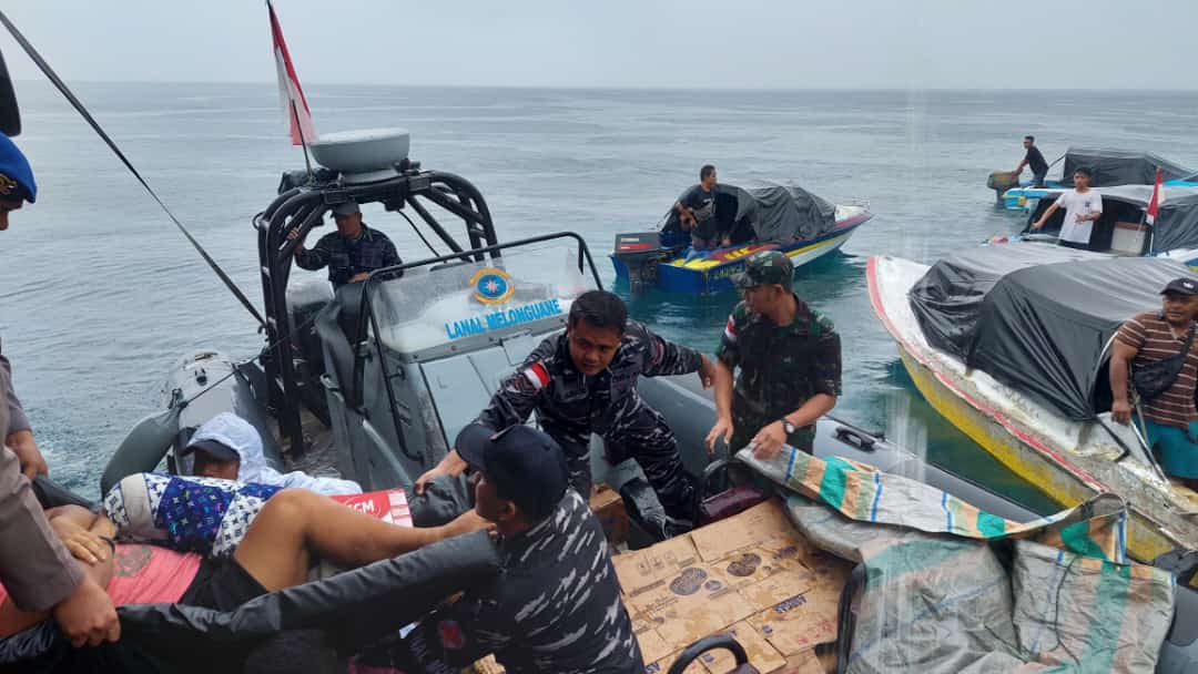 Tim SAR Lanal Melonguane dibantu TNI/Polri dan masyarakat setempat melakukan evakuasi terhadap 202 penumpang dan 17 anak buah kapal dengan keadaan selamat menggunakan speed boat menuju ke daratan. (Dispen Lantamal VIII) 