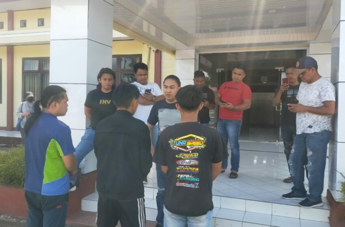 KURANG ADAB: Ketiga pelaku asusila diamankan Tim TEKAB35 Polres Tomohon. Dok istimewa.