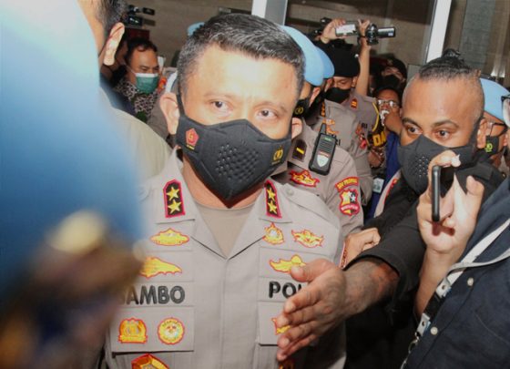Mantan Kadiv Propam Irjen Pol Ferdy Sambo saat tiba untuk menjalani pemeriksaan di Bareskrim Mabes Polri, Jakarta, Kamis (4/8/2022). Irjen Pol Ferdy Sambo memenuhi panggilan Bareskrim Polri untuk diperiksa sebagai saksi terkait kasus dugaan tindak pidana
