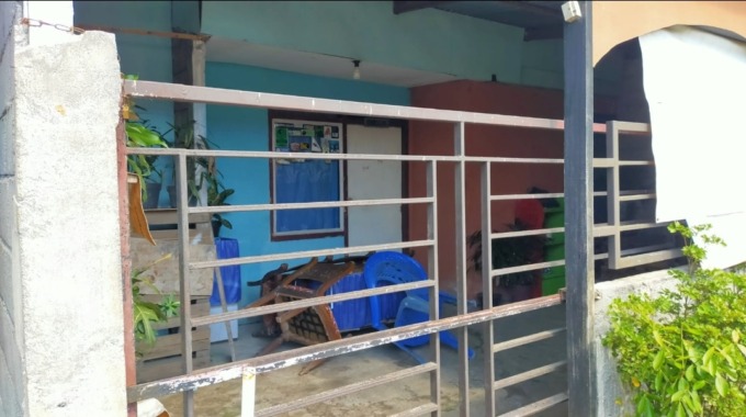 TELUSURI: Rumah tersebut berada di lokasi perumahan juga terbilang sepi. Dengan akses jalan yang rusak dan cukup menyulitkan kendaraan untuk masuk. Bahkan rumah tersebut berada di bagian blok paling sudut dari perumahan tersebut. REZA ABDILLAH/MANADO POST