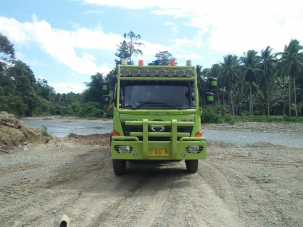 Salah satu kendaraan truk perusahaan yang mengambil material di Sungai Kombot.(Romansyah/MP)