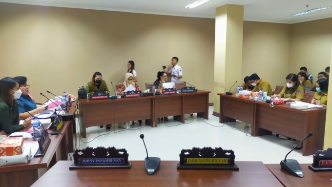 Rapat dengar pendapat antara Komisi 4 DPRD Sulut dan Dinsos Provinsi, Senin (15/8) di ruang komisi.