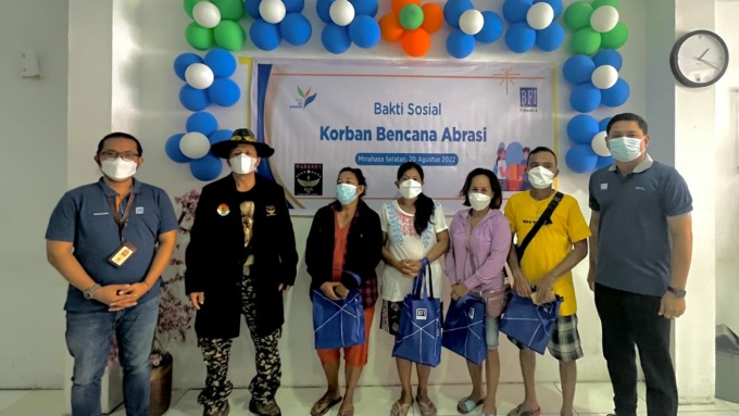 (ki-ka) Anggri Susanto (Manager Asset Management BFI Finance Manado) bersama Audy Malonda (Panglima Besar Waraney), dan perwakilan warga yang menerima bantuan, serta Antonius Koes (Area Manager Business BFI Finance Manampa) (Istimewa)