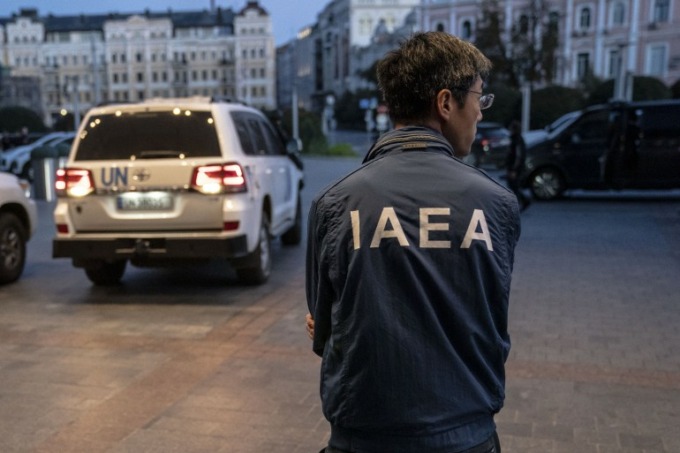 Personil dari Badan Energi Atom Internasional bersiap untuk berangkat ke kota Zaporizhzhia dari sebuah hotel di Kiev, Ukraina [David Ryder/Anadolu Agency]