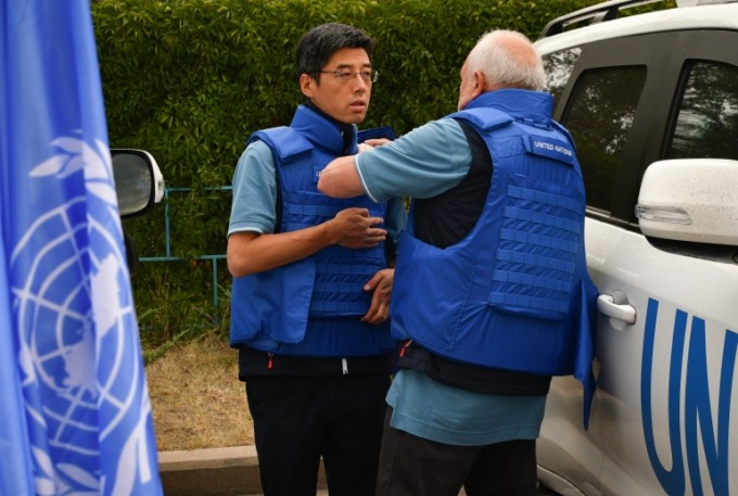 Anggota misi dari badan IAEA PBB bersiap untuk mengunjungi pembangkit listrik tenaga nuklir Zaporizhzhia di Ukraina [Andriy Andriyenko/The Associated Press]