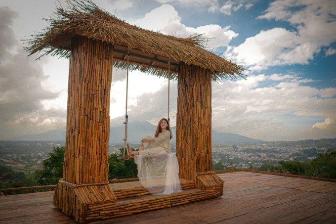 MEMPESONA: Spot foto andalan di Narwastu Hills, berlatar panorama Kota Tomohon, Gunung Lokon dan di sore bisa menyaksikan Sunset. Dok istimewa