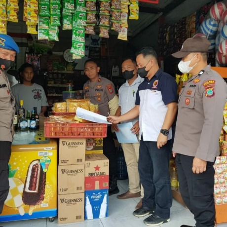 MINIMALISIR POTENSI: Jajaran Polsek Tomohon Tengah saat turun ke sejumlah warung, menyasar Miras tak berizin dari para penjual.  Dok istimewa 