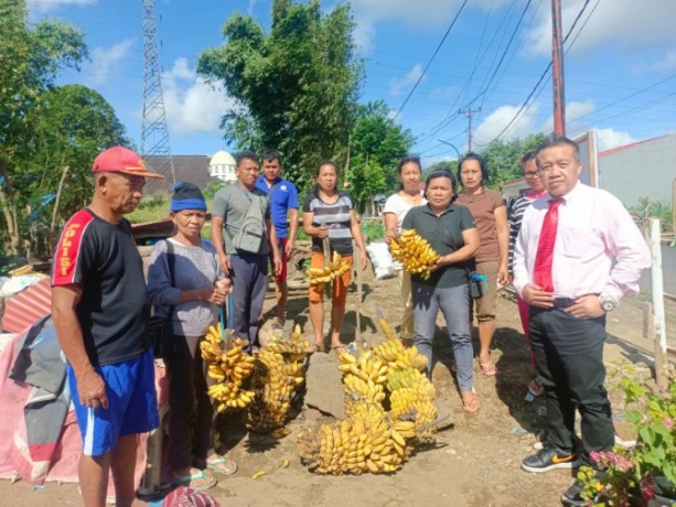 MINTA KEADILAN: Pedagang buah di Pasar Wilken Kota Tomohon, yang jadi korban penggusuran pengelola pasar bersama Kuasa Hukum Sofyan Yosadi SH. Dok istimewa.