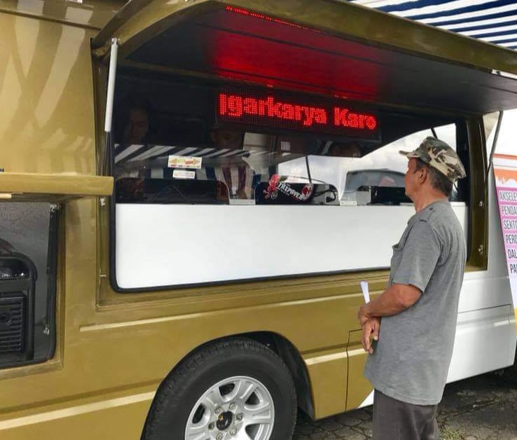 TERUS DIGENJOT: Gerai pembayaran PBB-P2 Mobile BPKPD Tomohon, tampak tengah melayani masyarakat. Dok istimewa&nbsp;