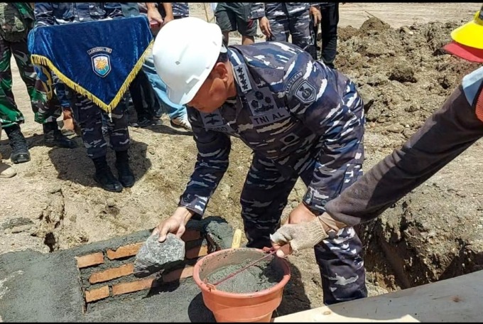 Kepala Staf Angkatan Laut (Kasal) Laksamana TNI Yudo Margono saat peletakan batu pertama pembangunan Satuan Pendidikan (Satdik) TNI Angkatan Laut Manado di Desa Rinondoroan, Kecamatan Likupang Timur, Kabupaten Minahasa Utara, Kamis (15/9). (Dok Dispen Lan