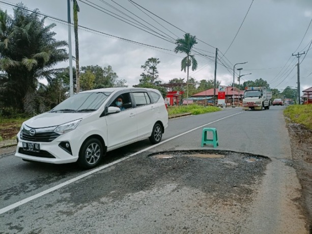 BERBAHAYA: Kondisi ruas jalan Tomohon-Tanawangko, tepatnya di seputaran Kawasan Industri Rumah Panggung Woloan rusak parah. Dok Jul/MP