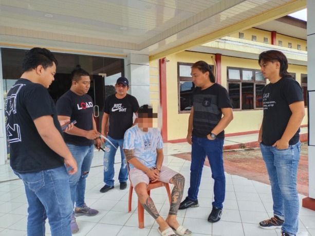 TAK BERKUTIK: Germo prostitusi online AP saat digelandang di Mapolres Tomohon, Jumat (16/9). Dok istimewa.