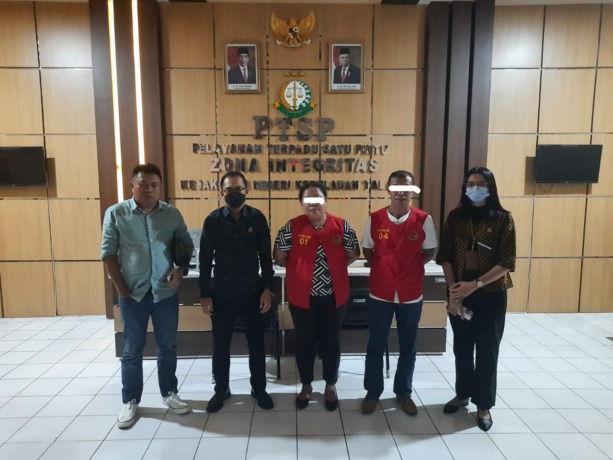 Kedua tersangka saat akan dibawa Kejaksaan Negeri Kepulauan Talaud ke Lapas Lirung dengan memakai rompi tahanan (Ridel/MP)