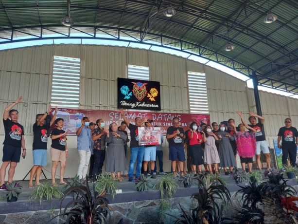 Penyerahan bantuan dari Diaspora Indonesia di Singapura yang diserahkan langsung oleh Dubes Indonesia untuk Singapura kepada beberapa yayasan di Kota Tomohon bersama Wakil Wali Kota Tomohon, Wenny Lumentut
