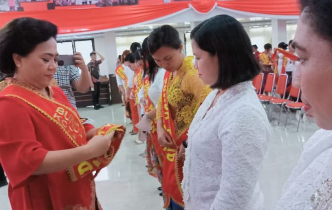 Bunda Paud Kota Bitung Rita Mantiri-Tangkudung mengukuhkan Bunda Paud se-Kota Bitung (Franky/MP)