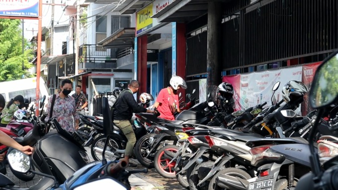 Kendaraan roda dua menumpuk di trotoar depan salah satu toko di dekat Kantor Wali Kota Bitung. (Istimewa)