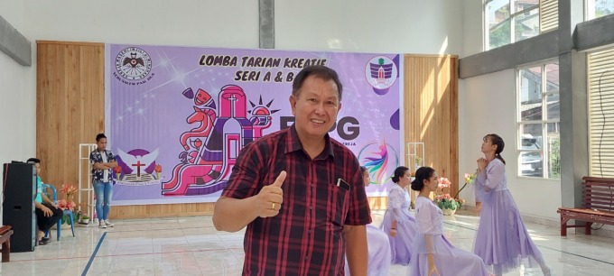 Ketua Jemaat GMIM Yerusalem Paal Dua Robby F Rumajar, STh saat dilokasi Persiapan I, Kegiatan Lomba Tarian Kreatif FSPG, (21/10).