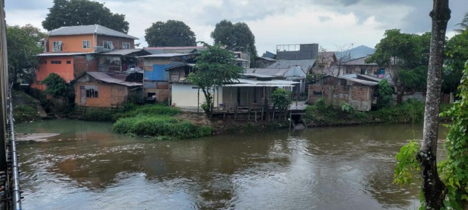 Tampak bangunan rumah di kompleks Jembatan Beringin Kelurahan Ternate Baru Kecamatan  Singkil, Kota Manado yang akan direlokasi dalam program Pembangunan Bangunan Pengendali Banjir.