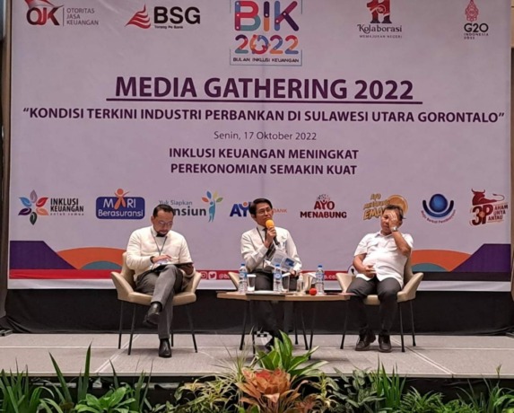 Kepala OJK SulutGoMalut menjadi narasumber di kegiatan media gathering yang dilaksanakan Bank SulutGo, Senin (17/10) di Manado.