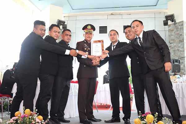 BERPRESTASI: Tim TEKAB35 Polres Tomohon saat menerima penghargaan dari Kapolres AKBP Arian P Colibrito SIK MH, kala perayaan puncak HUT ke-76 bulan Juli lalu. Dok istimewa