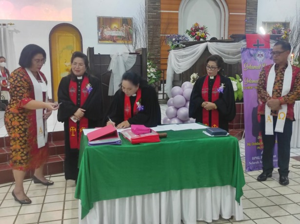Wakil Ketua BPMS Bidang Pelsus dan Pekerja GMIM Pdt Joice Sondakh MTh samping kanan Pdt Margreta Kiling-Sikopong STh (sedang tanda tangan surat) dan Ketua BPMJ Imanuel Kamangta yang baru Pdt Christina D Dengah STh. Tampak juga Wakil Ketua BPMJ Pnt Willem