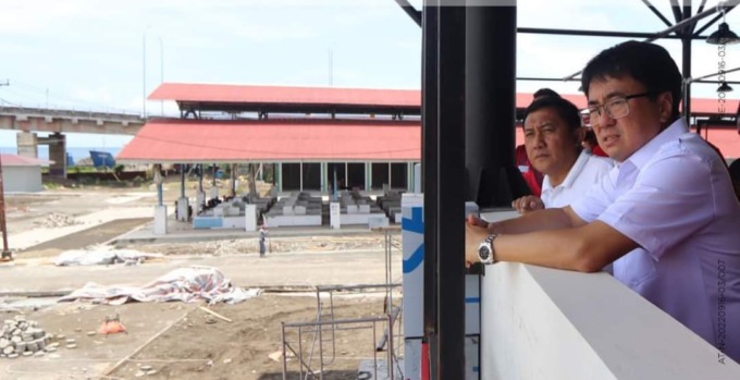 SEGERA RAMPUNG: Walikota Manado Andrei Angouw didampingi Kadis PUPR Johny Suwu saat meninjau renovasi Pasar Bersehati beberapa waktu lalu.