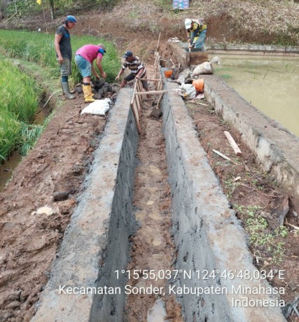 GERAKKAN PEREKONOMIAN: Tampak pelaksanaan pembangunan sarana irigasi tersier yang berlangsung di Desa Talikuran Kecamatan Sonder Kabupaten Minahasa yang dikerjakan oleh petani setempat.