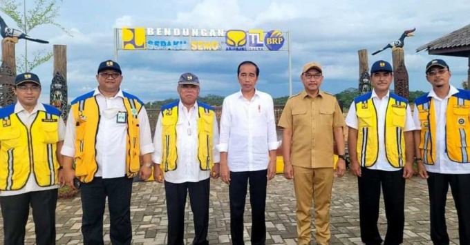 Presiden Jokowi, Menteri PUPR Basuki Hadimuljono, Kepala Badan Otorita IKN Bambang Susantono, Dirjen SDA PUPR Jarot Widyoko bersama sejumlah jajaran di Bendungan Sepaku Semoi IKN, (25/10), Sumber: KemenPUPR.