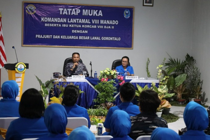Danlantamal VIII Manado Laksamana Pertama Nouldy J. Tangka bersama Ketua Korcab VIII Daerah Jalasenastri Armada (DJA) II Herny Nouldy Tangka melaksanakan tatap muka dengan prajurit dan Jalasenastri Pangkalan TNI Angkatan Laut (Lanal) Gorontalo di Aula Ged