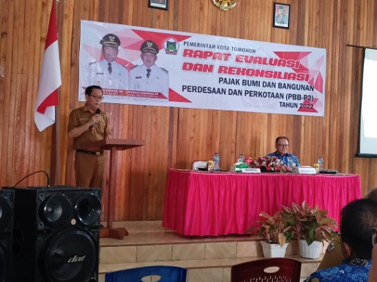BERI ARAHAN: Wali Kota Tomohon Caroll Senduk SH saat memimpin Rapat Koordinasi dan Rekonsiliasi Pajak Bumi Bangunan Perdesaan dan Perkotaan (PBB-P2) Tahun 2022, di Aula Serbaguna Kelurahan Kakaskasen Dua, Tomohon Utara, Senin (17/10). Dok Jul/MP
