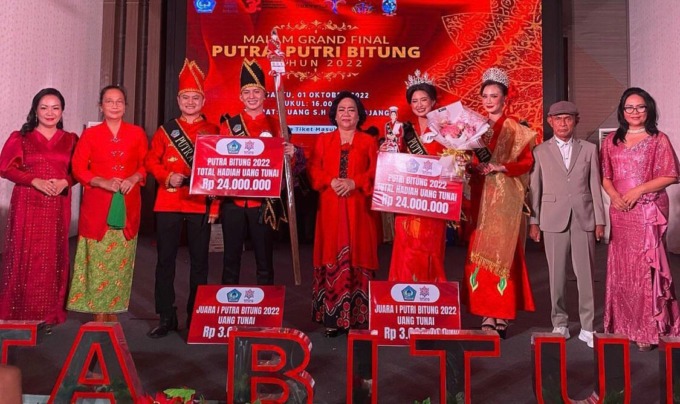 Para pemenang Putra Putri Bitung 2022 bersama dewan juri (Istimewa)