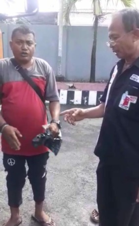 Pihak SPBU Madidir bersama sopir yang menutup pelat nomornya dengan plastik. (Istimewa)