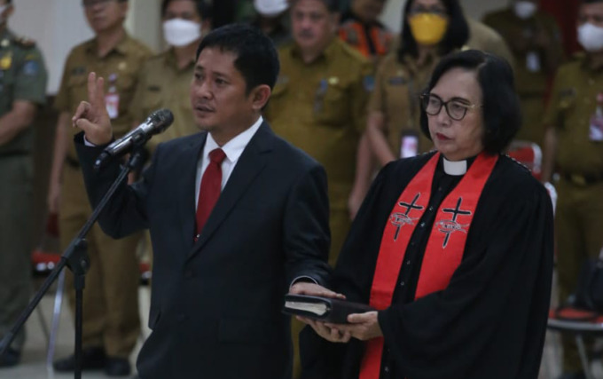 Didampingi rohaniawan, Ign Rudy Theno resmi menjabat Sekkot Bitung. (Istimewa)