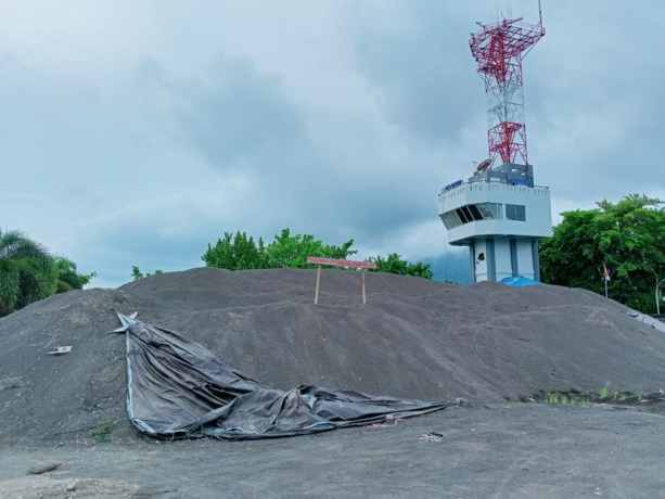 Tumpukan pasir milik CV Pinky di Pelabuhan Bitung. Hasil galian C ini, sempat masuk dalam pengawasan kepolisian. (Franky/MP)