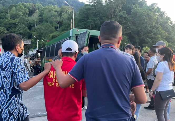 Buronan yang masuk dalam DPO Kejari Kepulauan Sangihe saat tiba di Kabupaten Kepulauan Sangihe, Jumat (7/10) dengan kapal cepat Majestic Kawanua dan langsung dimasukan ke dalam mobil tahanan Kejari Sangihe ke Lapas Tahuna. (Sriwani/MP)