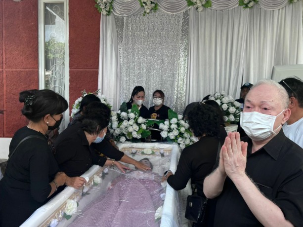 BERDUKA: Wakil Bupati Sitaro Jhon H Palandung saat menyapa semua pelayat duka, saat menghampiri istri tercinta Ketua TP PKK Diane Palandung Kamu yang terbaring kaku. (Istimewa)