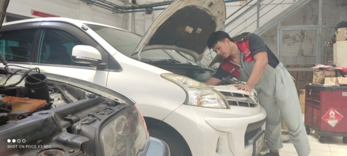Teknisi Bengkel Daihatsu Ranny Mongi saat memperbaiki kendaraan yang mengalami kerusakan mesin, akibat salah menggunakan BBM. (Ayurahmi Rais/MP)
