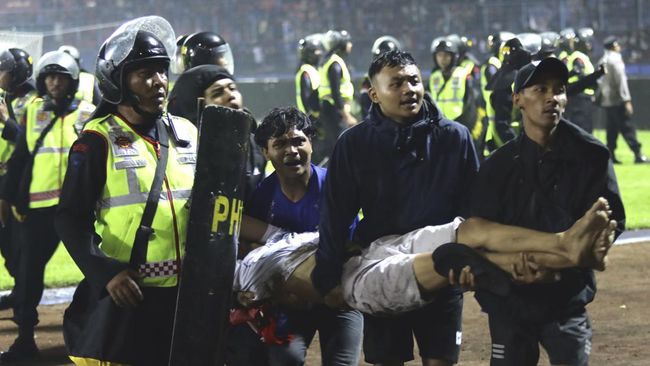 Kerusuhan yang terjadi di Stadion Kanjuruhan (Yudha Prabowo/AP)