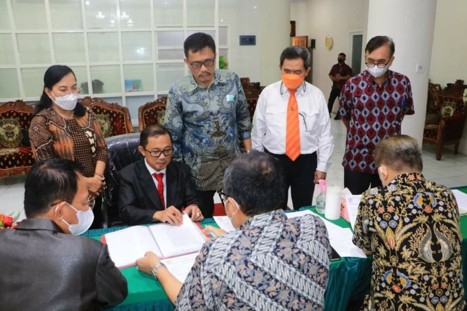 Wakil Rektor Universitas Sam Ratulangi (Unsrat) Manado, Prof Dr Ir Octavian Berty Alexander Sompie MEng saat mendaftar, Kamis (3/11).