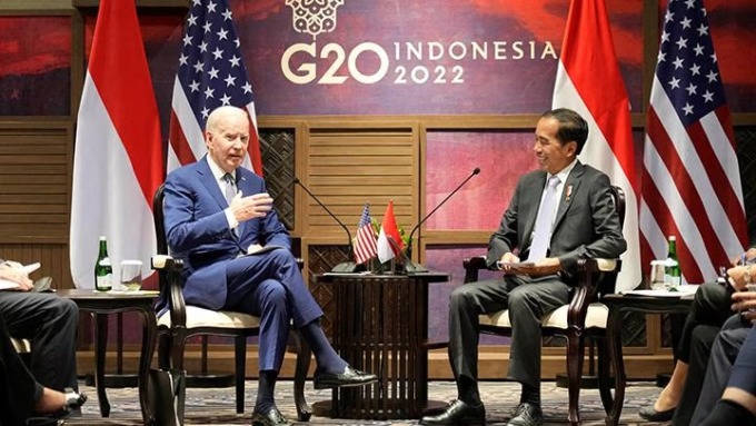 Presiden Joko Widodo berbicara dengan Presiden Amerika Serikat Joe Biden saat pertemuan bilateral di sela rangkaian kegiatan KTT G20 Indonesia di Nusa Dua, Bali, Senin 14 November 2022. (Achmad Ibrahim/Pool via REUTERS)