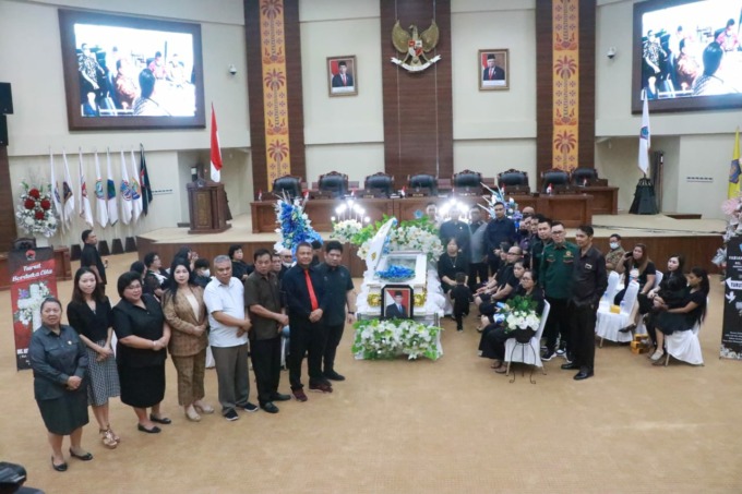 Suasana upacara penghormatan terakhir untuk Alm Johny Panambunan di ruang paripurna DPRD Sulut, Rabu (16/11)