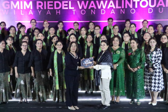 TERBAIK: Ketua Umum Panitia Pnt Martina Dondokambey Lengkong saat memberikan sertifikat kepada Ketua Jemaat GMIM Imanuel Kamangta Pdt Christina Kandouw Dengah.
