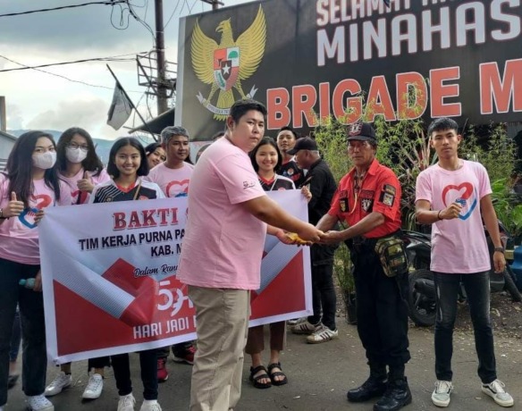Pengurus PPI Minahasa menyerahkan bantuan ke warga, Kamis (3/11) di kompleks Minahasa Expo, Stadion Maesa Tondano.