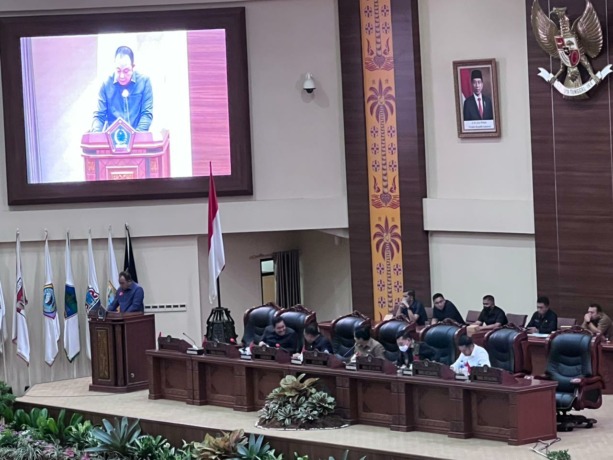 Ketua Bapemperda Careig Runtu membacakan Propemperda 2023 dalam rapat paripurna, Selasa (8/11).