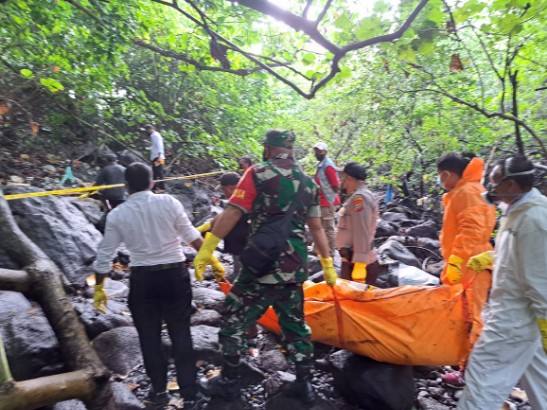 DIEVAKUASI: Tim gabungan Polsek Tombariri Polres Tomohon bersama anggota TNI, saat mengevakuasi jenazah berkelamin perempuan, Senin (14/11). Dok istimewa.