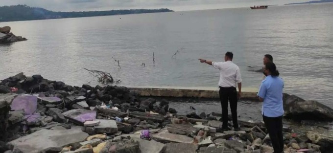 DITATA: Lokasi 30 meter dari bibir pantai yang masuk pada zona bahaya yang akan dilaksanakan pembersihan bangunan.