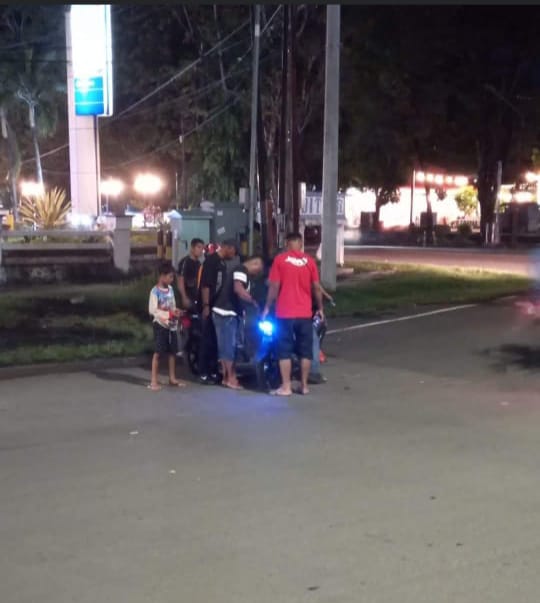 Pengendara motor mengalami insiden di proyek saluran yang memotong jalan raya di Pusat Kota Bitung. (Istimewa)