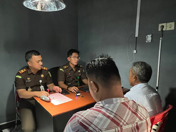 Kepala Cabjari Kepulauan Talaud di Beo Rahmad Abdul SH bersama tim penyidik saat menginterogasi tersangka. (Dok. Cabjari Beo)