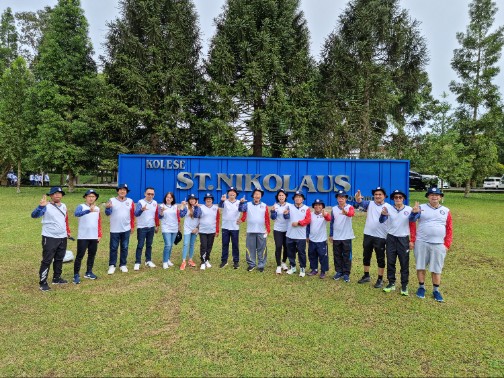 SOLID BERSAMA: Jajaran pimpinan YPL bersama Founder Ronald Korompis, di sela kegiatan Jalan Sehat menyemarakkan HUT ke-25 YPL